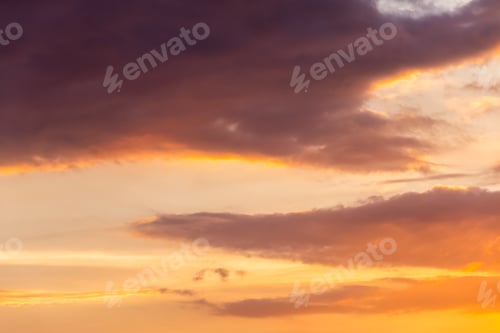 Vorschau: bunter dramatisch Himmel mit Wolke bei Sonnenuntergang