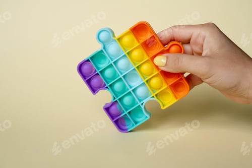 Preview: In the female hand, the popular popit toy