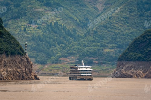 Preview: Luxury passenger cruise ship on Yangtze river