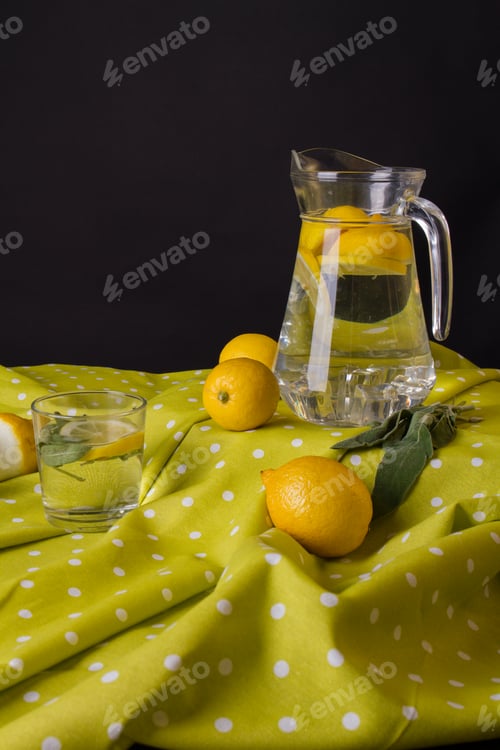 Lemons ang green leaves.