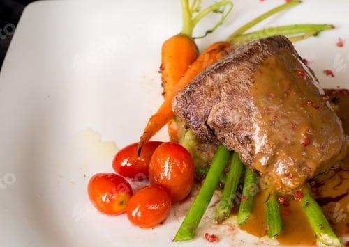 Preview: Grilled beef tenderloin with asparagus and tomato in red wine sa