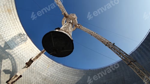 Preview: Signal transmitter attached to a circular construction