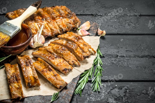 Preview: Sliced grilled ribs with sauce.