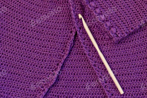 Preview: Baby purple cardigan, crocheted close-up and wooden hook