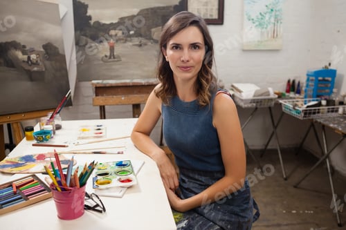 Preview: Woman sitting in drawing class