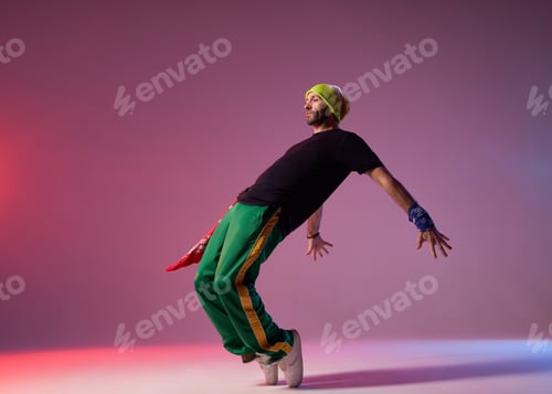 Preview: Break danser practicing in studio