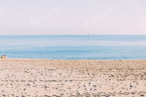 Visualização: BARCELONA, ESPANHA - 28 DE DEZEMBRO DE 2018: vista panorâmica do mar calmo e da praia de areia