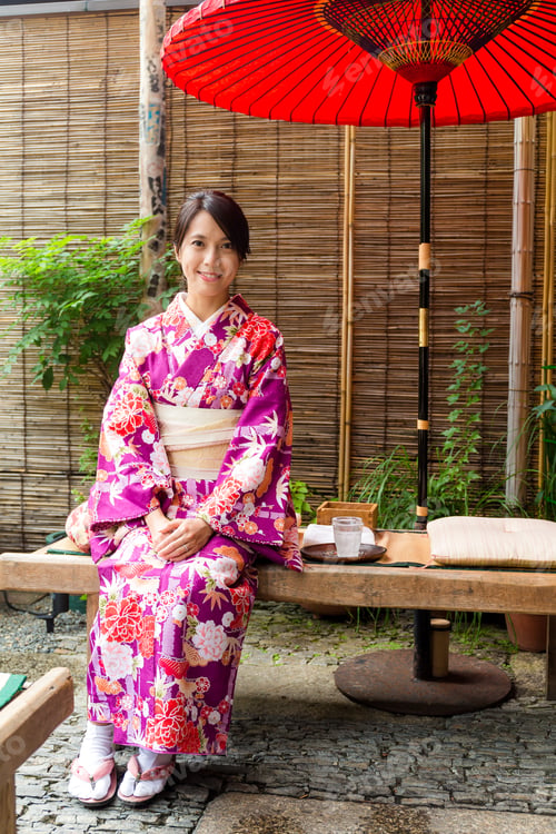 Preview: Woman with kimono dress and sitting in the tea house