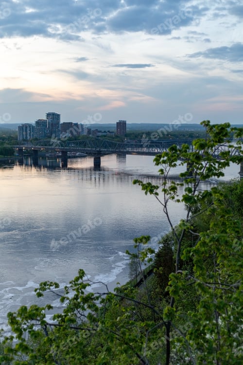 Preview: Alexandra bridge crossing Ottawa river at twilight. Historic bridge connecting Ottawa and Gatineau.