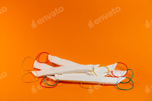Preview: homemade protective masks against the virus from paper towels and stationery