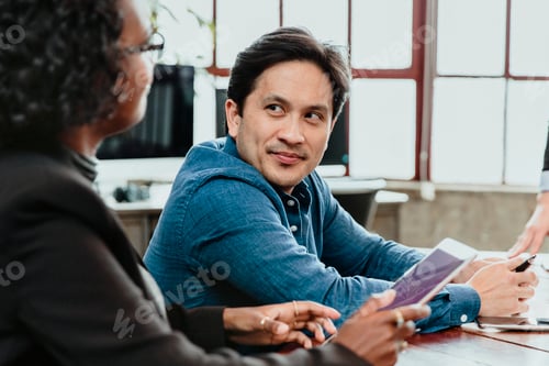 Preview: Businesspeople in a meeting