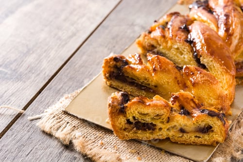 Preview: Sliced chocolate babka on golden tray with rustic background