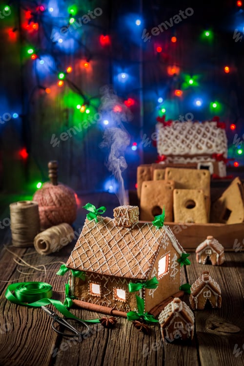 Preview: Homemade Christmas gingerbread cottage in the unique place