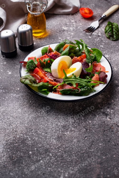 Preview: Healthy salad with prosciutto, tomato and egg