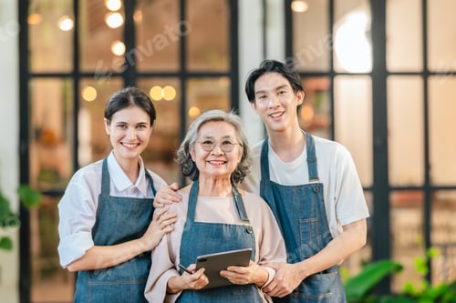 Preview: Family Business Portrait in Front of Ceramic Shop and Warehouse