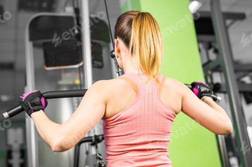 Preview: health, fitness, lifestyle, technology and people concept - Sportive young woman in a gym training