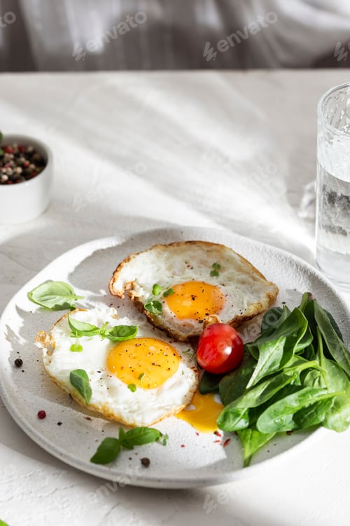 Preview: Healthy breakfast with eggs and vegetables