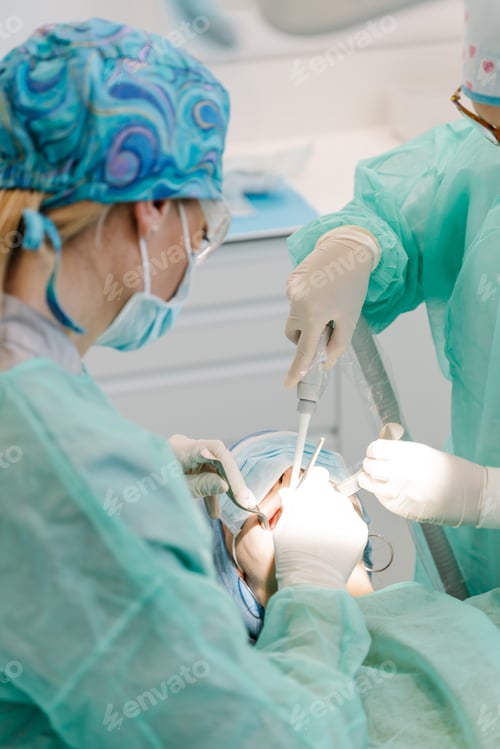 Preview: A team of women formed by a dentist and her assistant intervene with a patient in the clinic.
