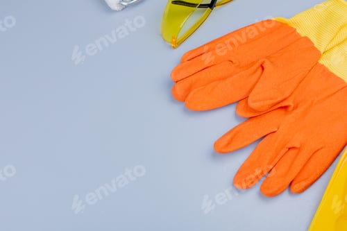 Preview: close-up view of gloves with safaty glasses on gray background
