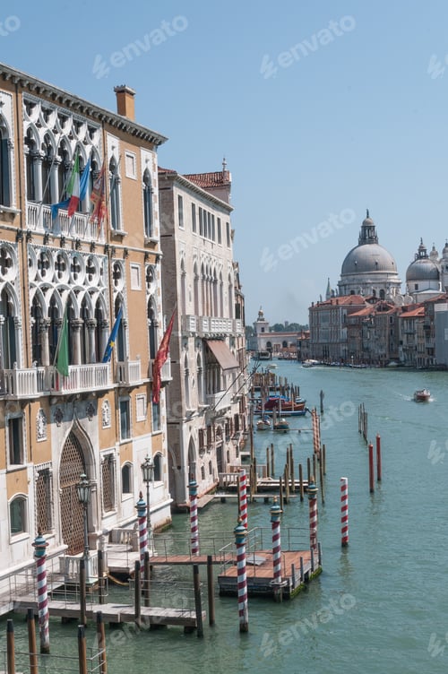 Preview: Vertical shot of the buildings around the canal captured in Venice, Italy