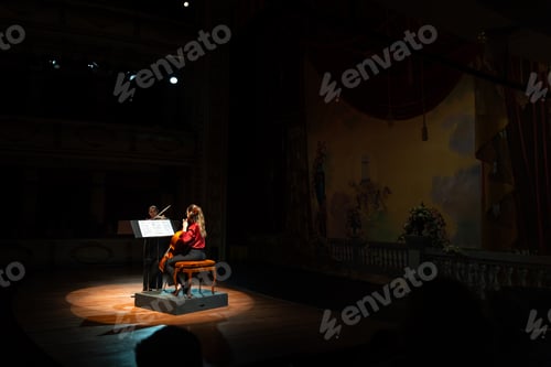 Visualização: Conceito de música Clássica. Teatro majestoso com artistas
no centro do palco