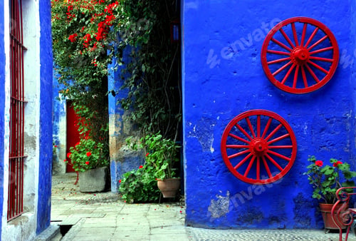 Preview: Colonial architecture and blue walls