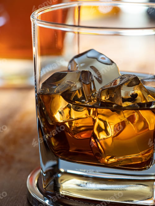 Preview: Glass of whisky on the rocks