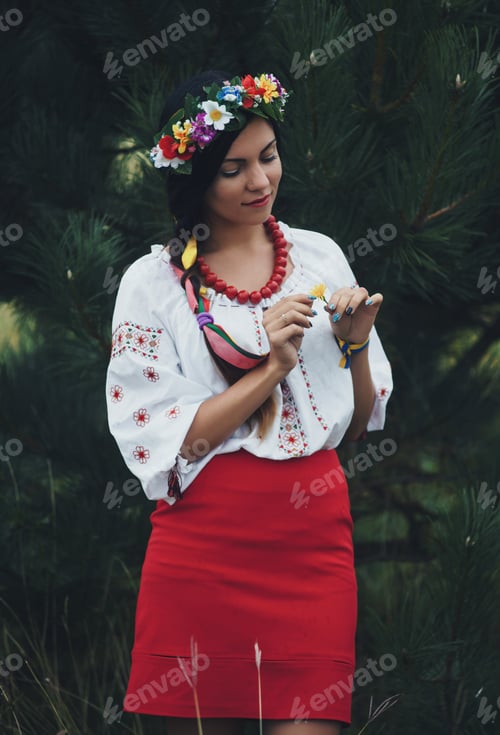 Preview: Beautiful Ukrainian girl in traditional clothing in the field