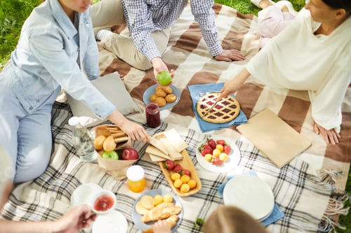 Preview: Eating picnic food
