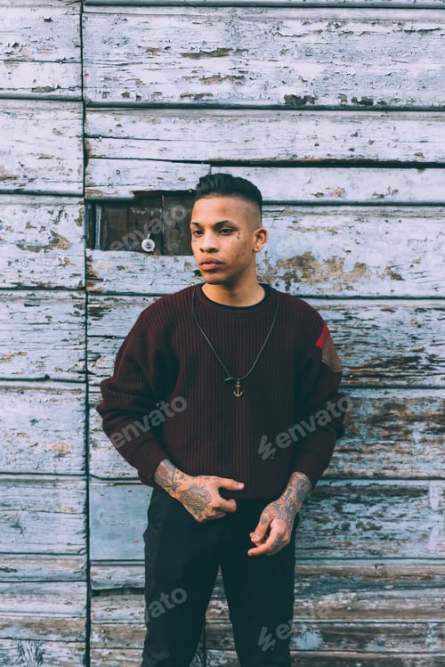 Aperçu: young man posing outdoor looking away