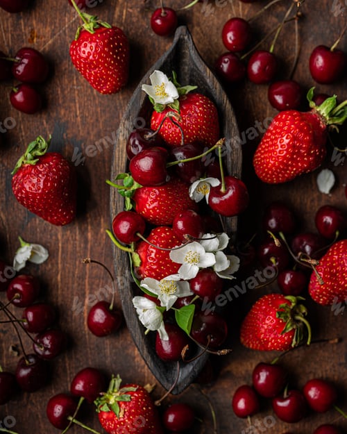 Preview: Leaf shaped plate full of various berries