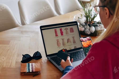 Preview: Woman shopping online