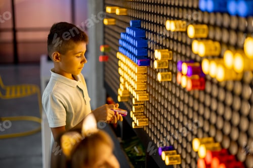 Preview: Kids playing in science museum