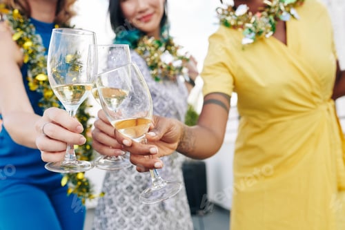 Preview: Party guests drinking champagne