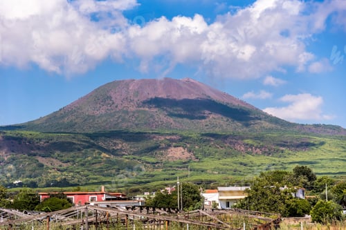 Preview: View of Mount Vesuvius on a sunny day