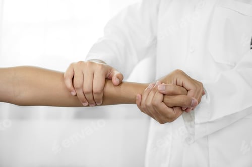 Preview: Female physiotherapists provide assistance to male patients with elbow injuries and examine patients