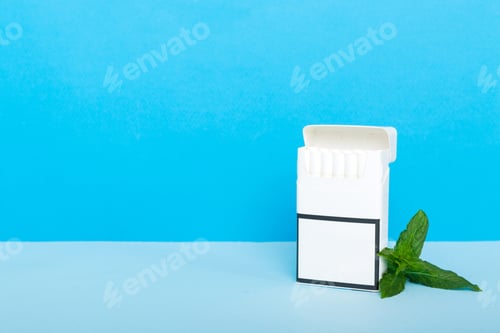 Preview: Pack of menthol cigarettes and fresh mint on colored table, Menthol cigarettes top view flat lay