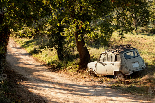 Preview: Italy, Tuscany, obsolete car at the wayside