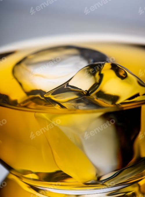 Preview: Glass of whisky on the rocks