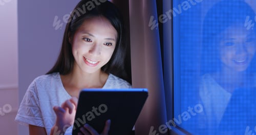 Preview: Woman using tablet for online shopping
