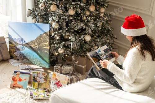 Preview: travel photo books lie near the Christmas tree