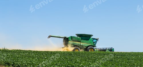 Preview: Technician works in the field for the harvest