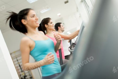Preview: Young people training in the gym