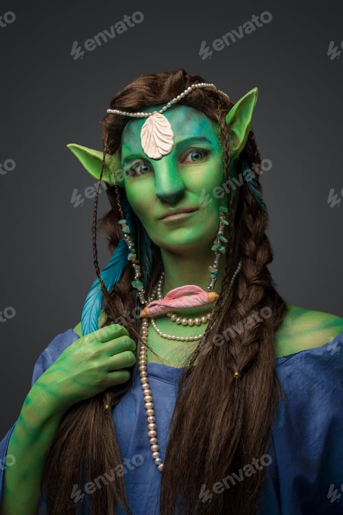 Preview: Mystical enchantress elf with green skin against grey background