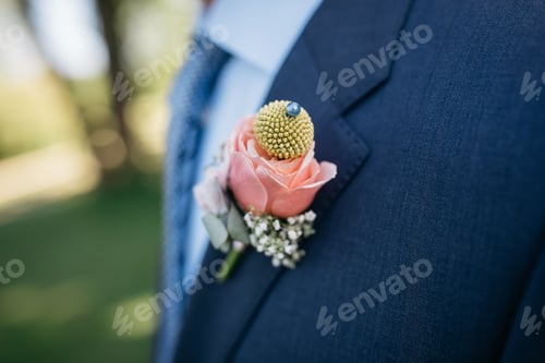 Preview: a man with a pink boution in a suit and tie