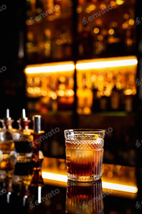 Preview: A cocktail in an old fashioned glass on a bar counter with a reflection
