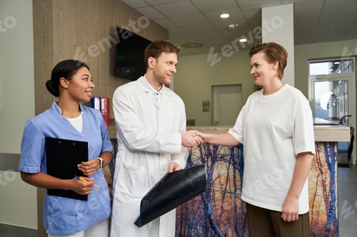 Preview: Healthcare professionals support a patient before an important MRI in a hospital