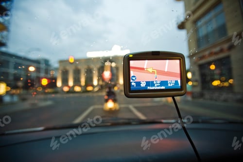 Preview: Germany, Berlin, Navigation system in car, Traffic seen through windscreen