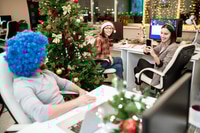 Vista previa: Una de las jóvenes empresarias felices tomando una foto de su colega con peluca azul