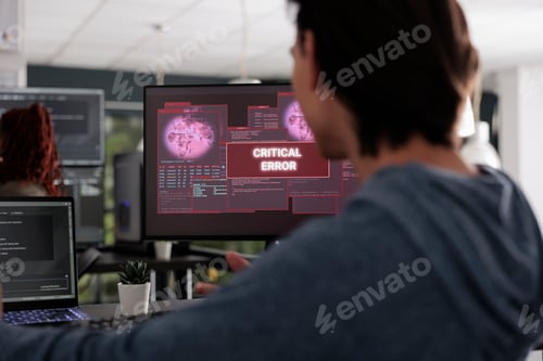 Vorschau: Softwareentwickler, der Code zum Schreiben von Display betrachtet, stößt auf Hacking-Warnung